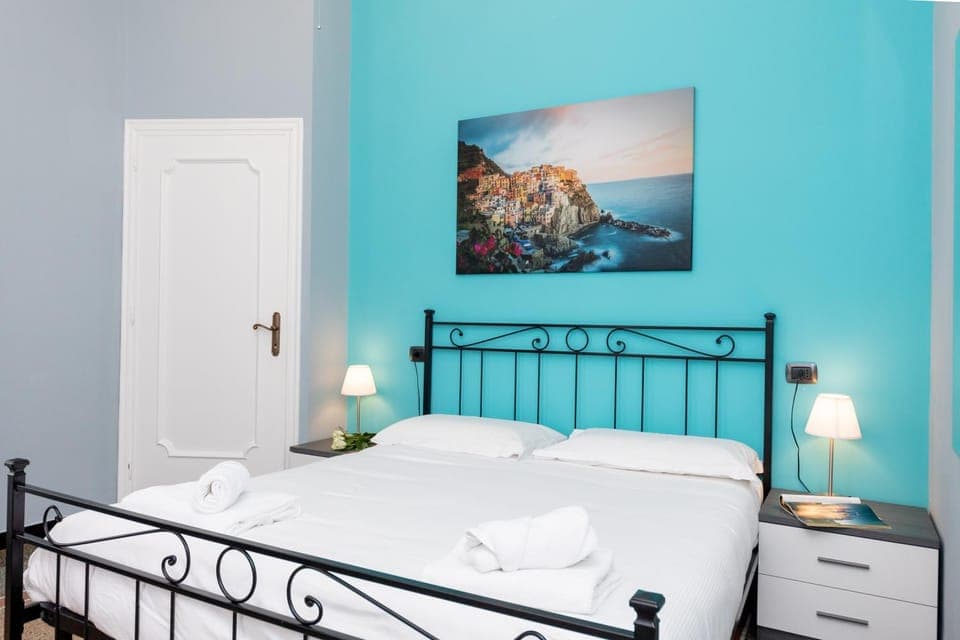 Bed, Photo of the whole room, Decorative detail, Bedroom