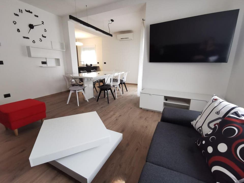 Communal lounge/ TV room, TV and multimedia, Living room, Seating area, Dining area