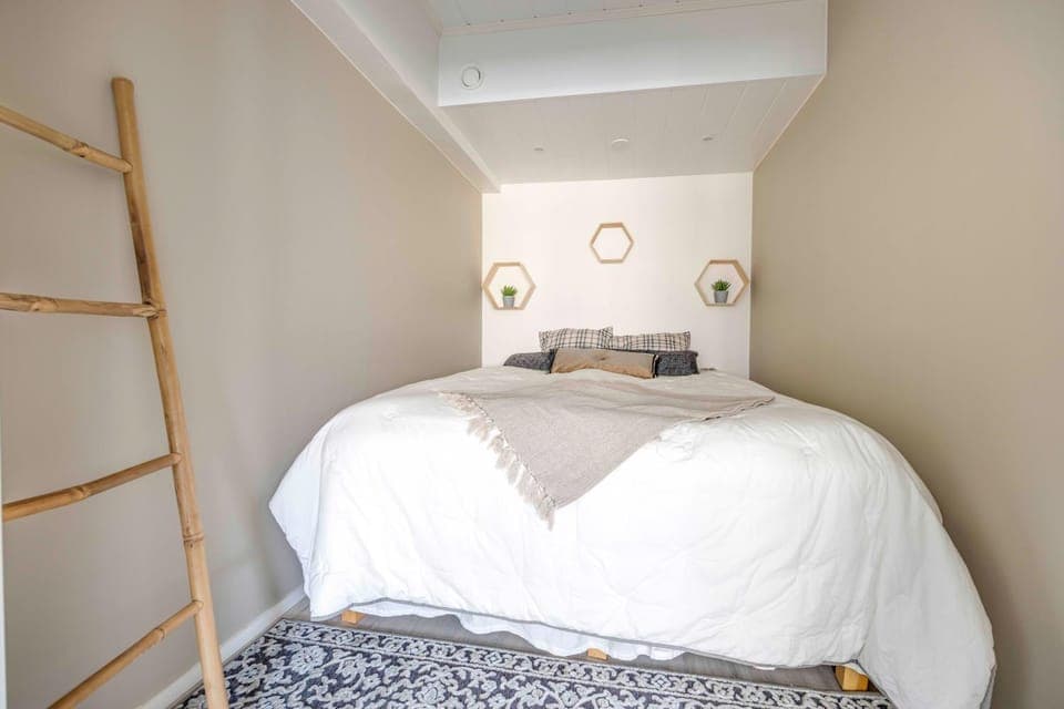 Bed, Bedroom