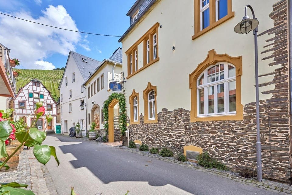 Property building, Day, Location