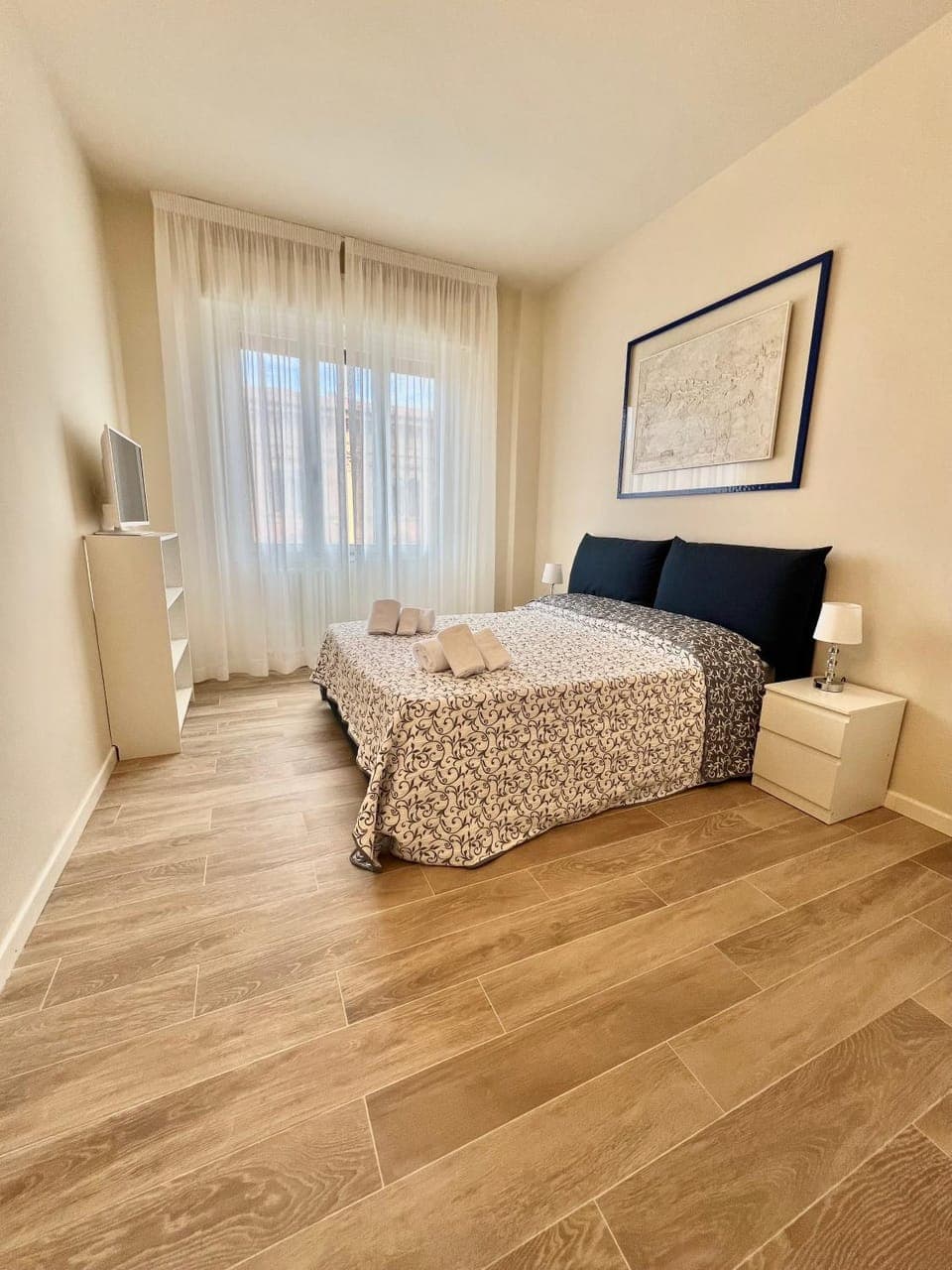 Bed, Photo of the whole room, Bedroom, towels