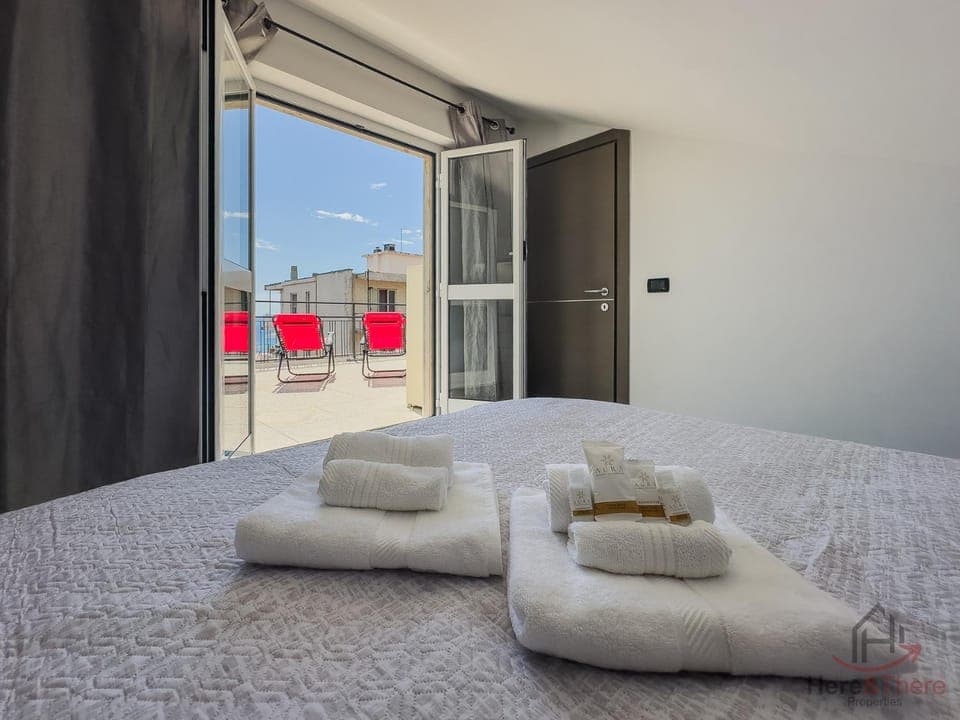 Bed, Balcony/Terrace, Balcony/Terrace, Photo of the whole room, Bedroom, Sea view, towels