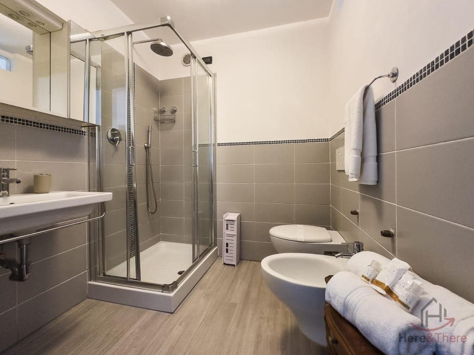 Shower, Toilet, Bathroom, bidet, towels