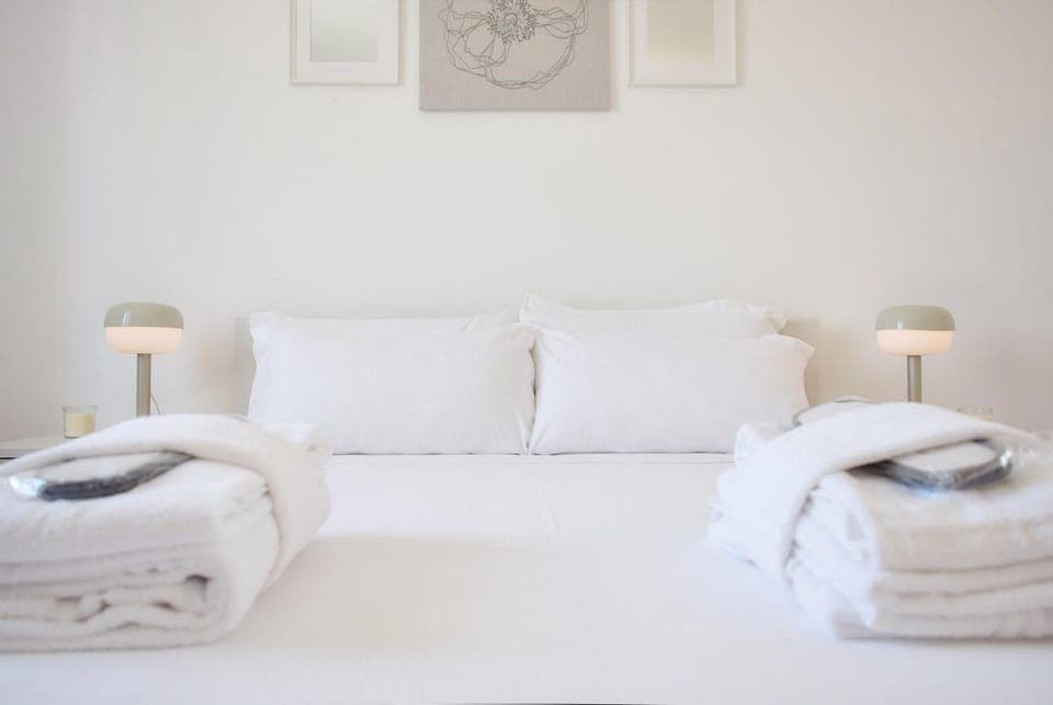 Bed, Bedroom, towels