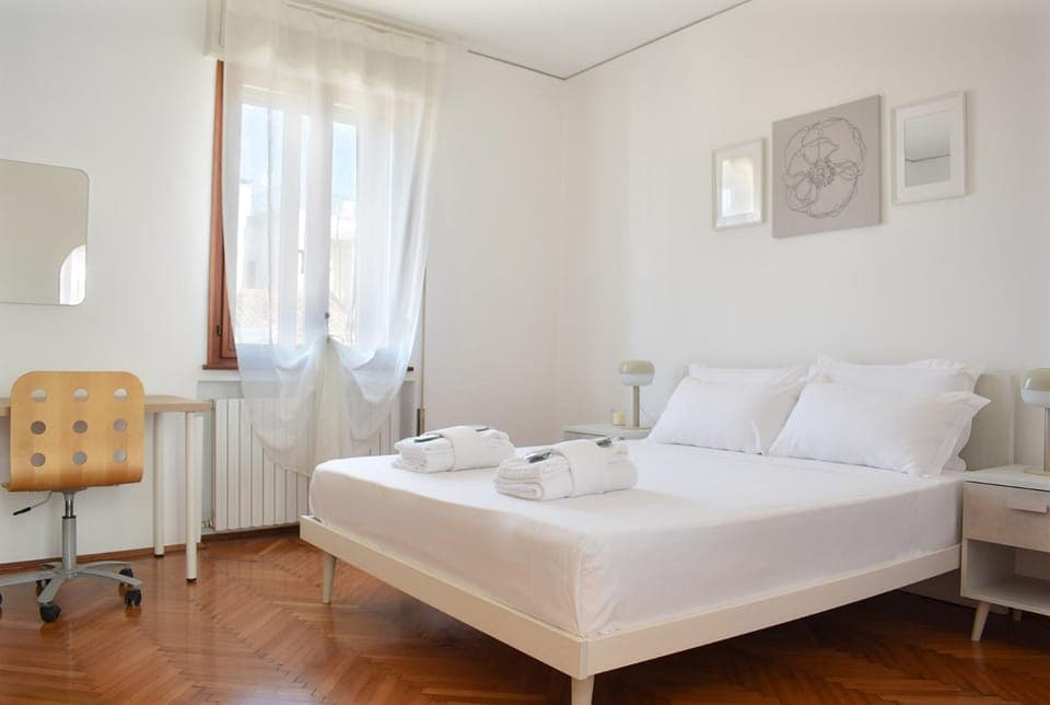 Bed, Bedroom, towels