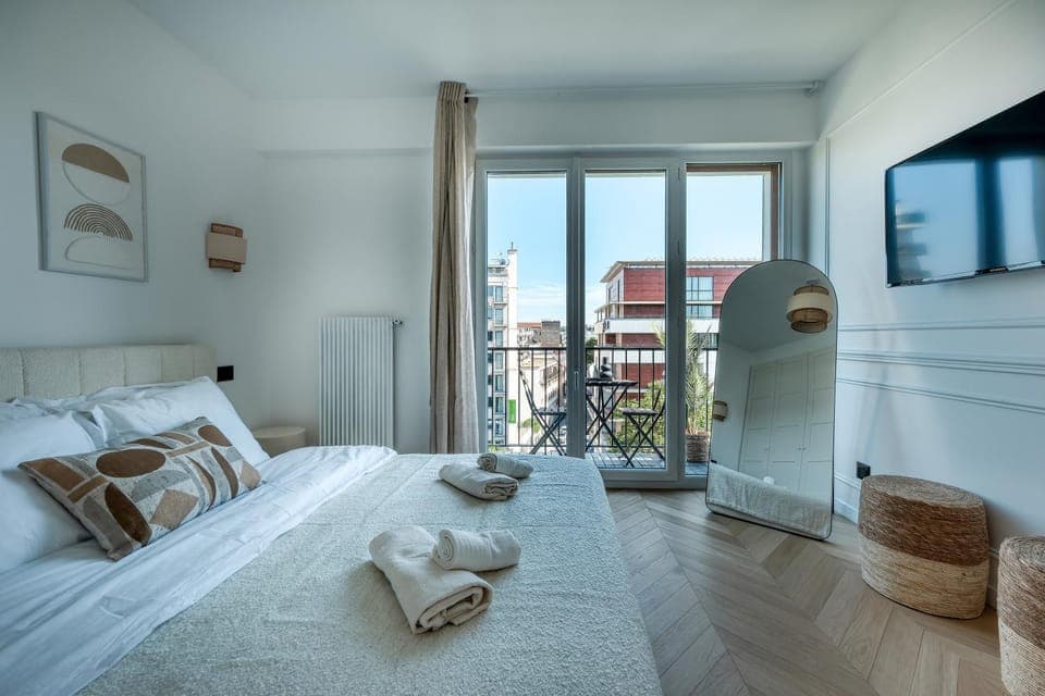 Bed, TV and multimedia, Photo of the whole room, Bedroom, towels