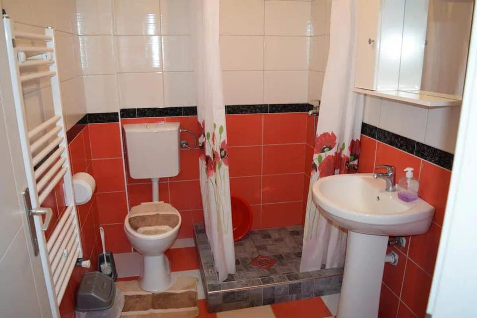 Shower, Toilet, Bathroom, towels