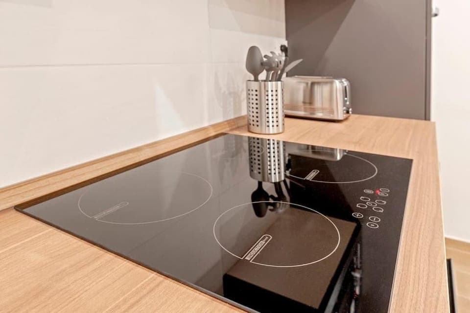 Kitchen or kitchenette, minibar, stove