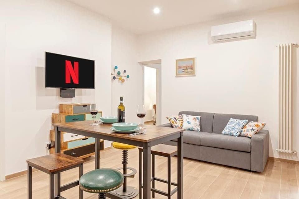 Communal lounge/ TV room, TV and multimedia, Living room, Seating area, Dining area, Evening entertainment, air conditioner