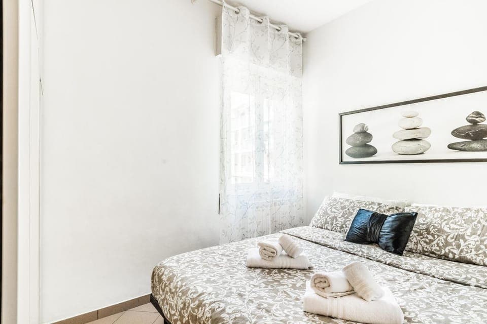 Bed, Bedroom, towels