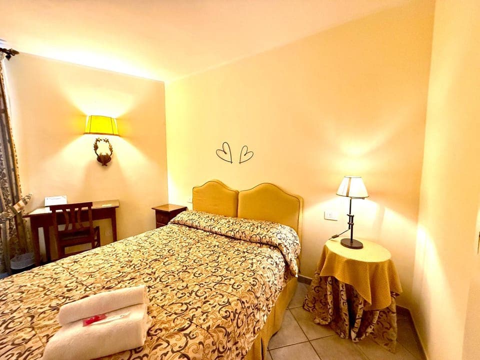 Bed, Photo of the whole room, Bedroom, minibar, wardrobe, air conditioner