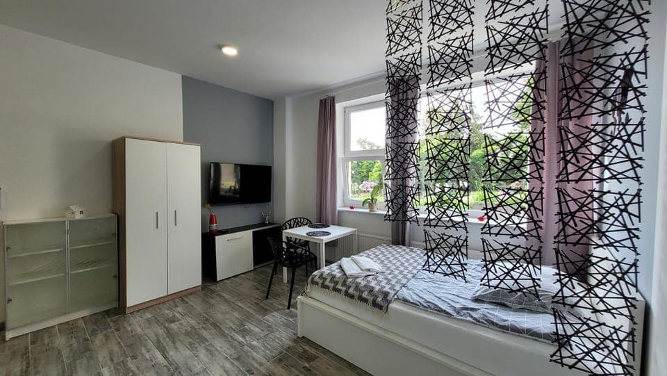 Communal lounge/ TV room, Bed, TV and multimedia, Seating area, Evening entertainment, Bedroom, wardrobe