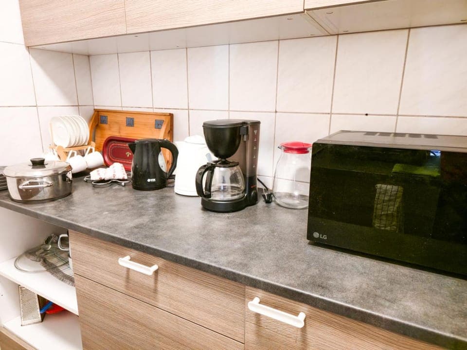 Coffee/tea facilities, Kitchen or kitchenette, Kitchen or kitchenette, stove