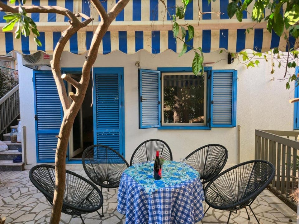 Patio, Day, Garden, Dining area