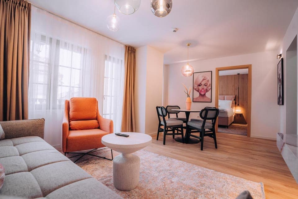 Seating area, Dining area