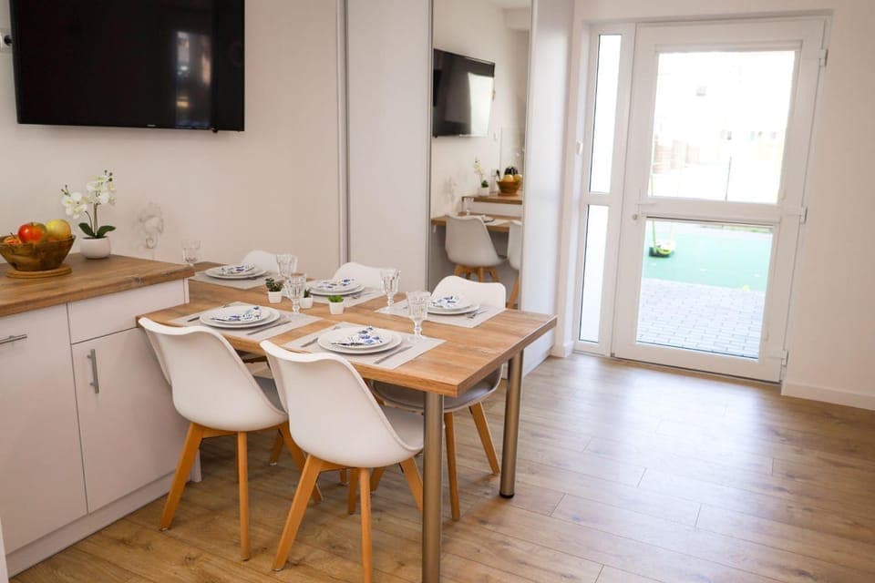 TV and multimedia, Living room, Dining area