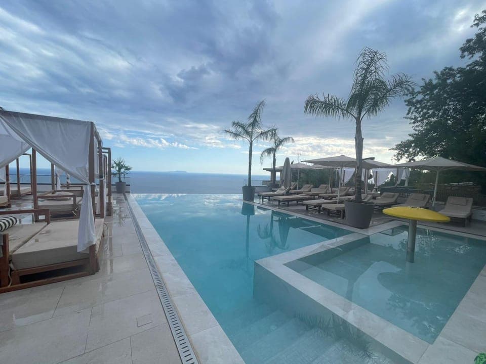 Sea view, Swimming pool, sunbed