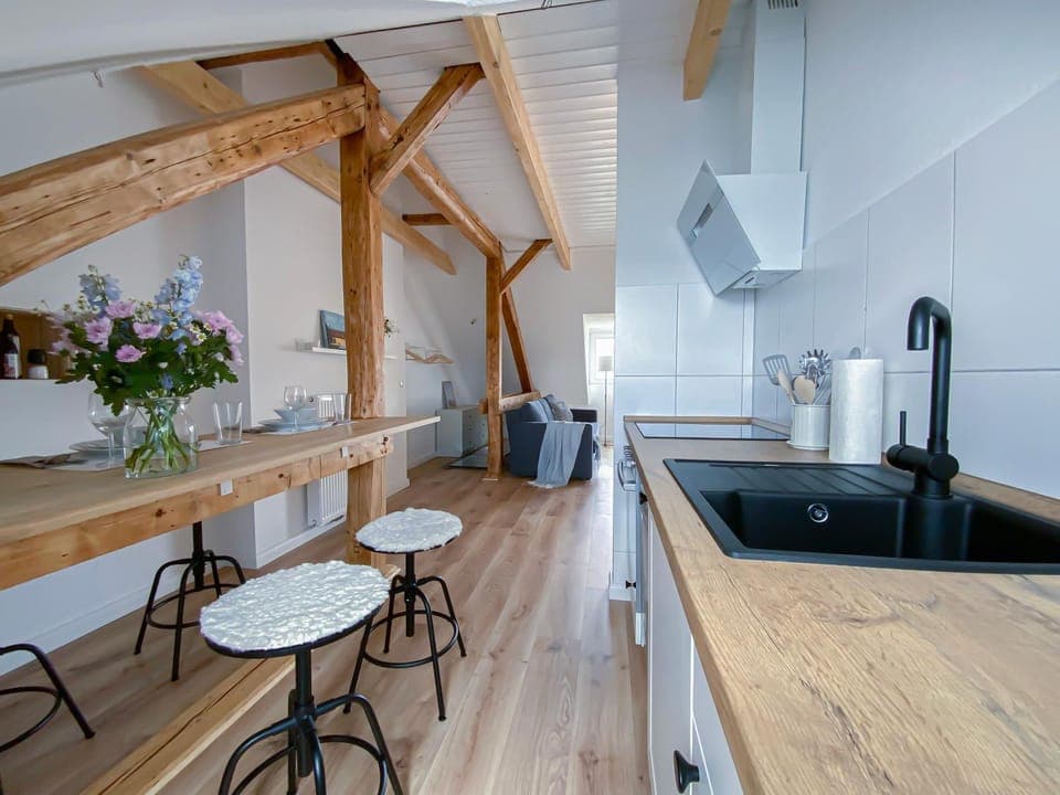 Kitchen or kitchenette, Food and drinks, Seating area, Dining area, dishwasher, stove, kitchen