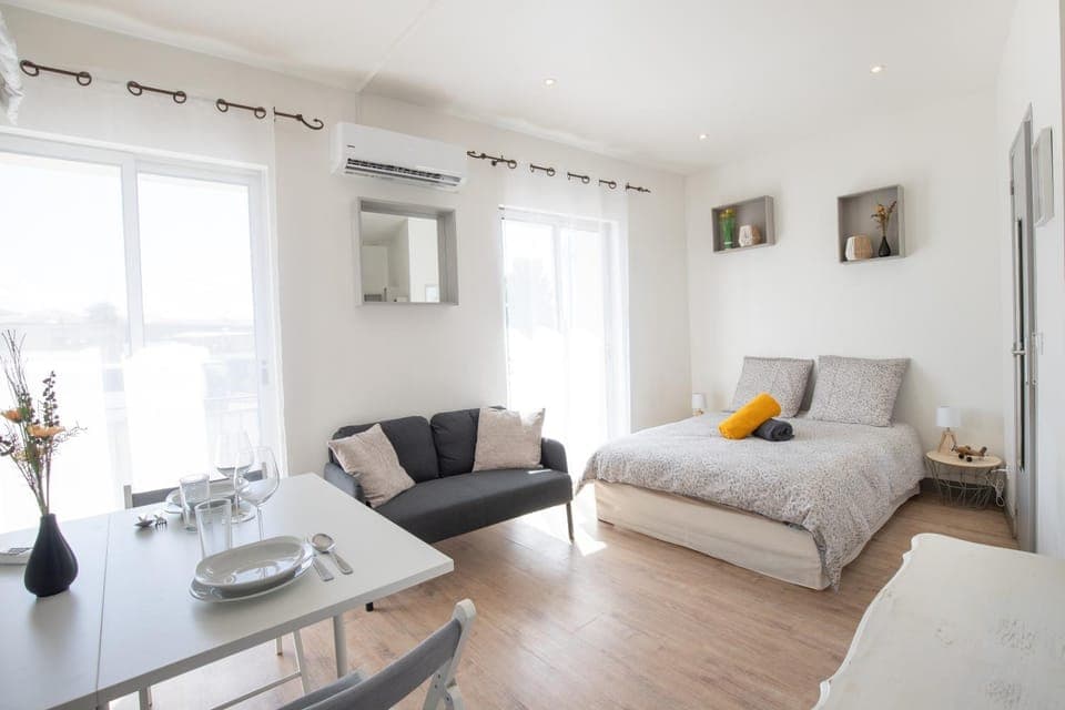 Bed, Living room, Photo of the whole room, Dining area