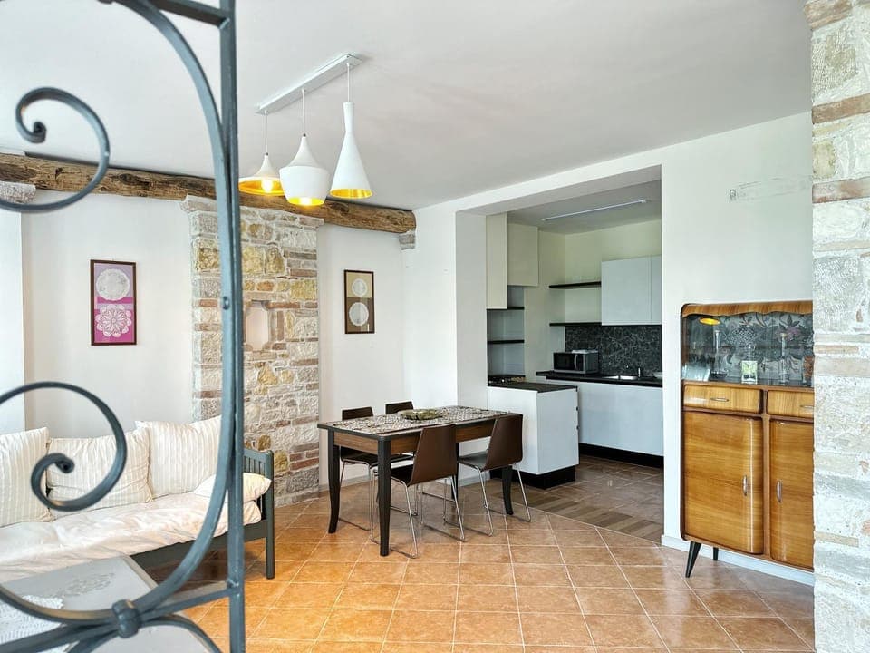 Kitchen or kitchenette, Dining area, oven, stove