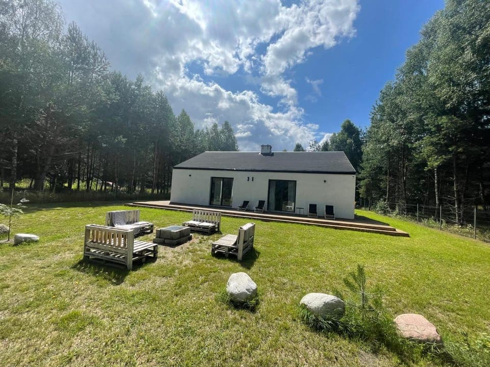 Property building, Spring, Day, Natural landscape, Garden, Garden, Seating area, Garden view, sunbed