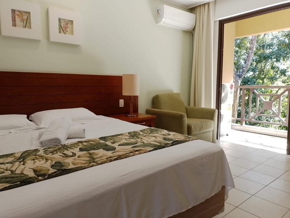 Bed, Living room, Photo of the whole room, Seating area, Bedroom, air conditioner
