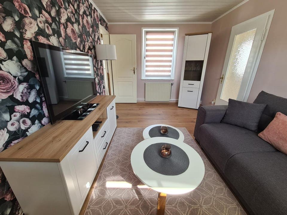 TV and multimedia, Living room, Seating area, Evening entertainment