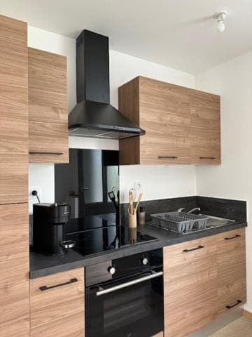 Coffee/tea facilities, Kitchen or kitchenette, stove