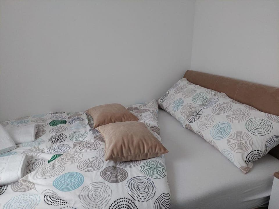 Bed, Bedroom, towels