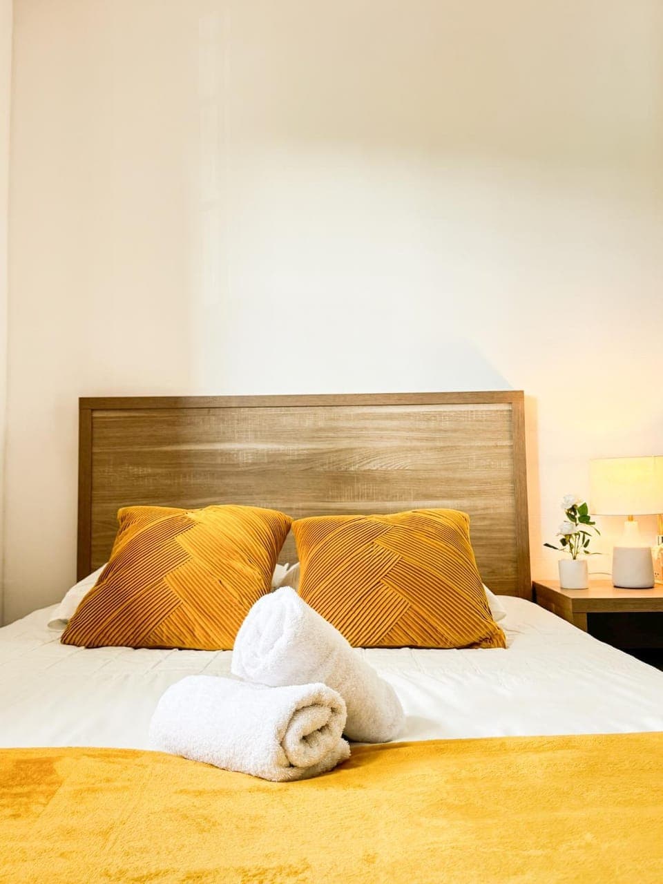 Bed, Bedroom, towels