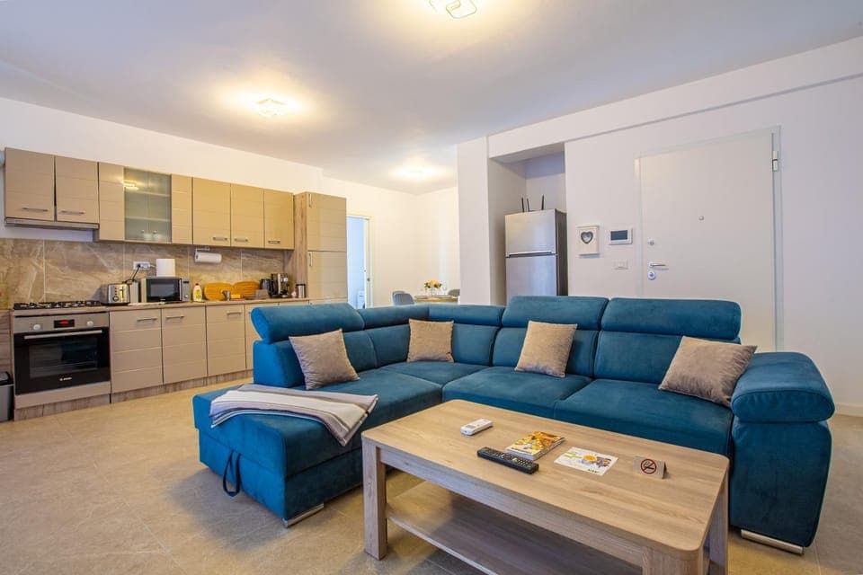 Coffee/tea facilities, Kitchen or kitchenette, Living room, Seating area, Dining area, oven, stove, toaster