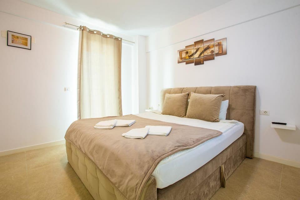 Bed, Photo of the whole room, Bedroom, towels