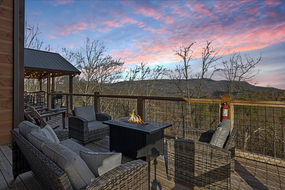 Moonshine Mountain Lodge cabin Cabin in Sevier County