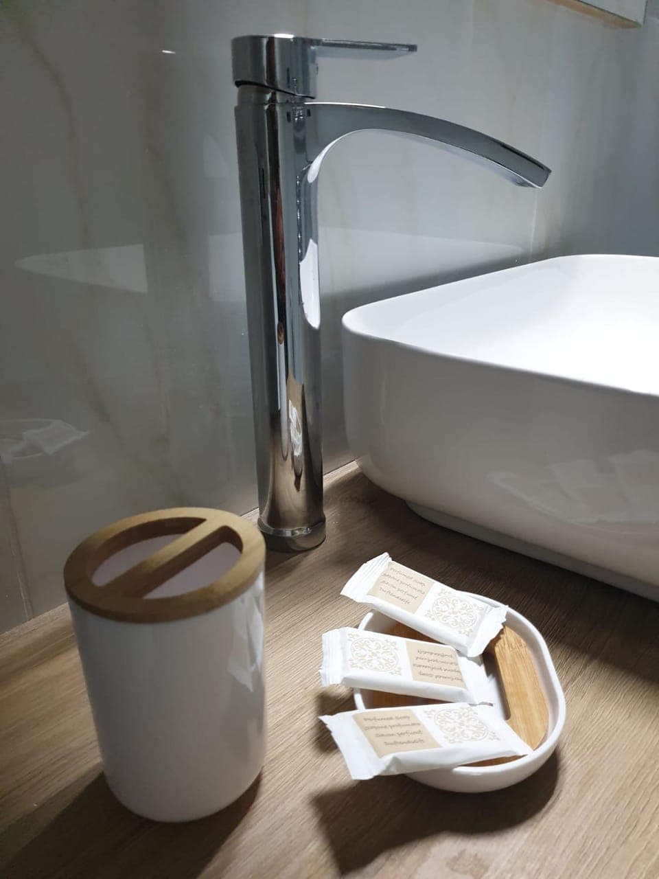 Bathroom, Bedroom, towels