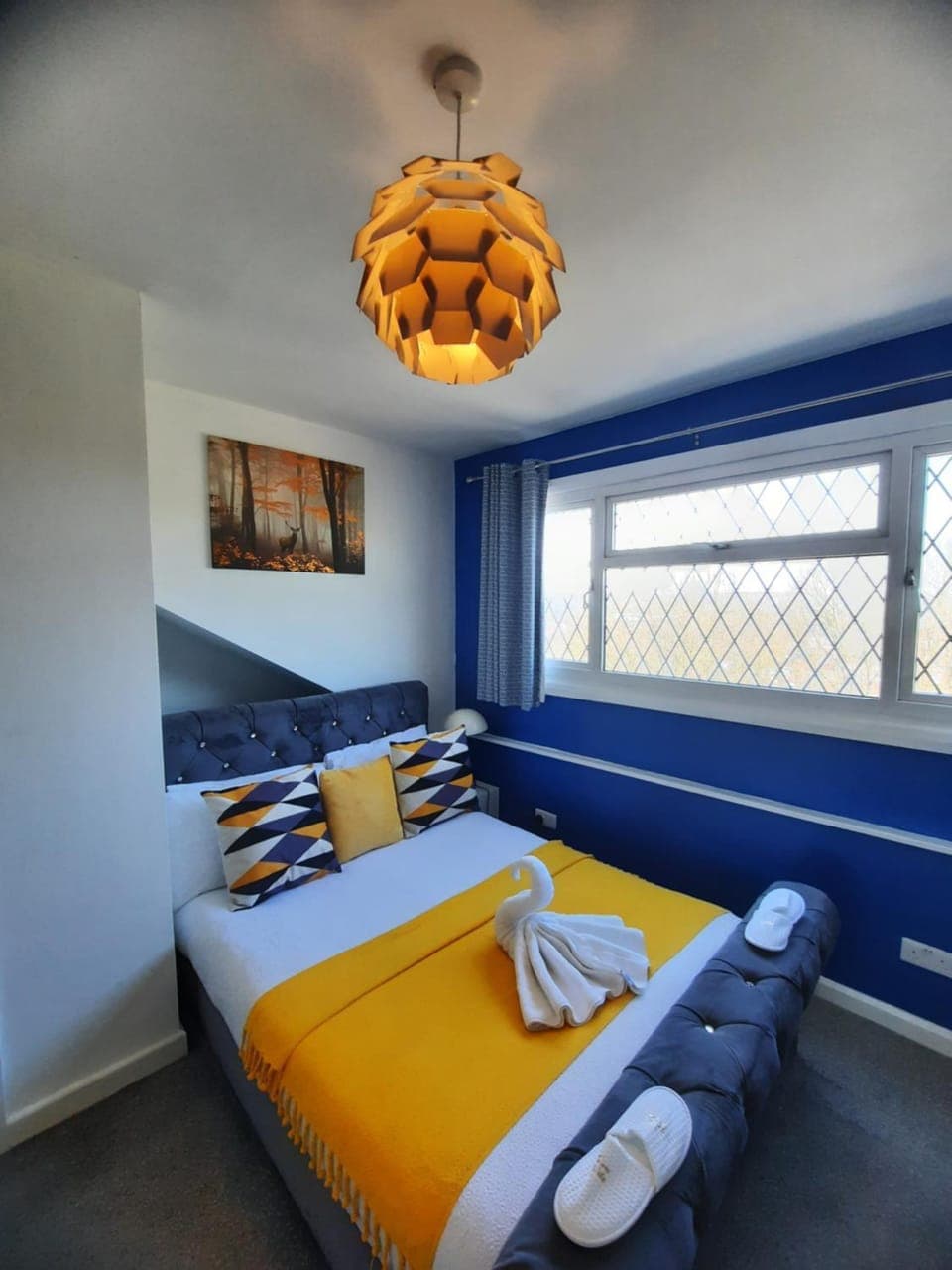 Bed, Bedroom, towels