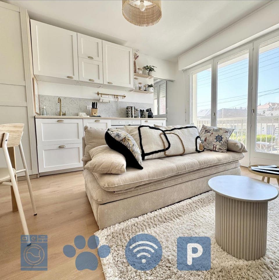 Kitchen or kitchenette, Living room