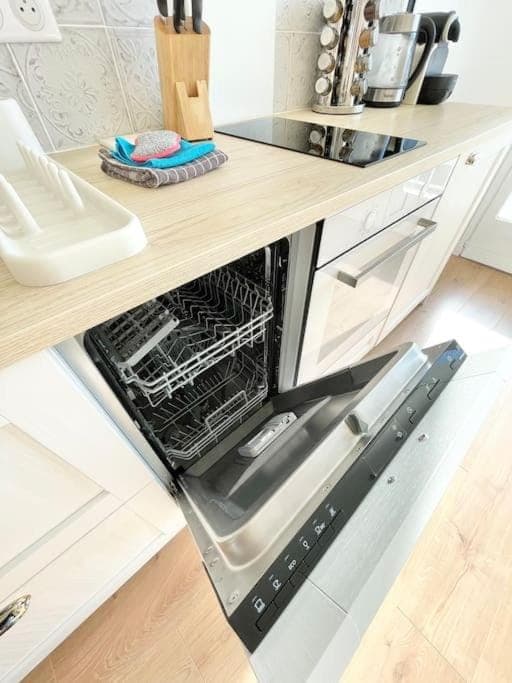 Kitchen or kitchenette, dishwasher, stove