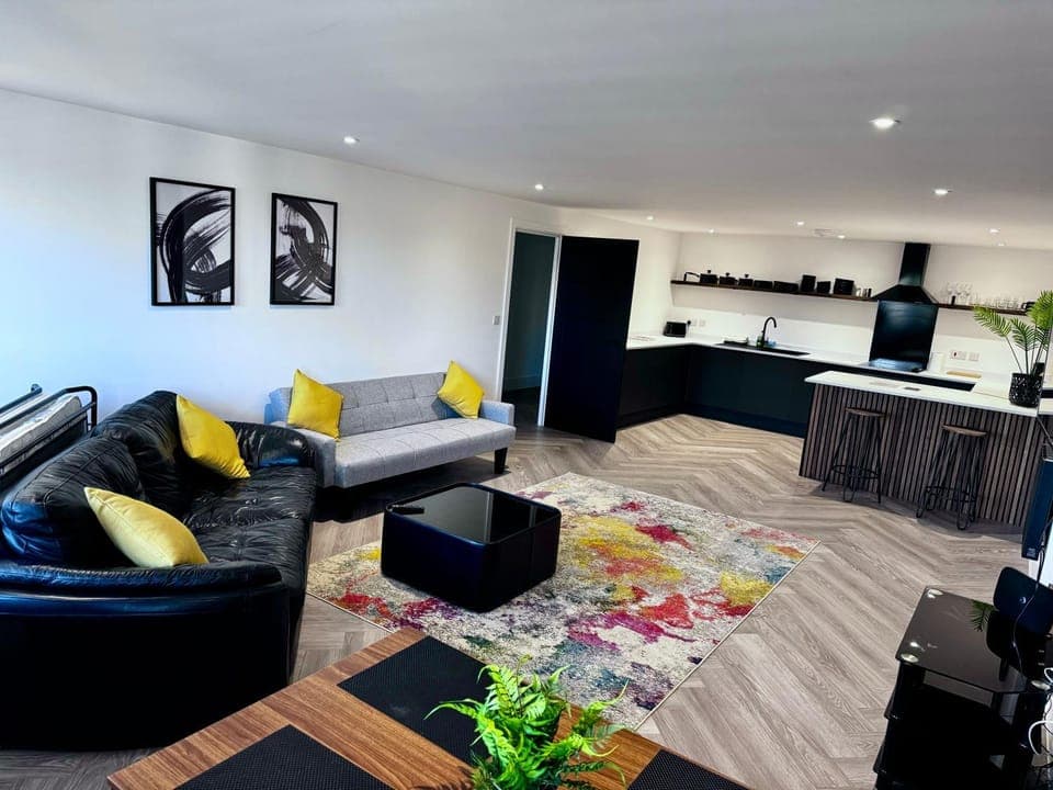 TV and multimedia, Kitchen or kitchenette, Living room, Seating area