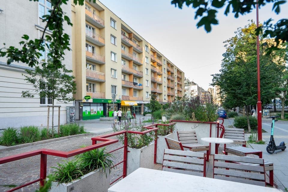 Property building, Spring, Neighbourhood, Evening entertainment, Location