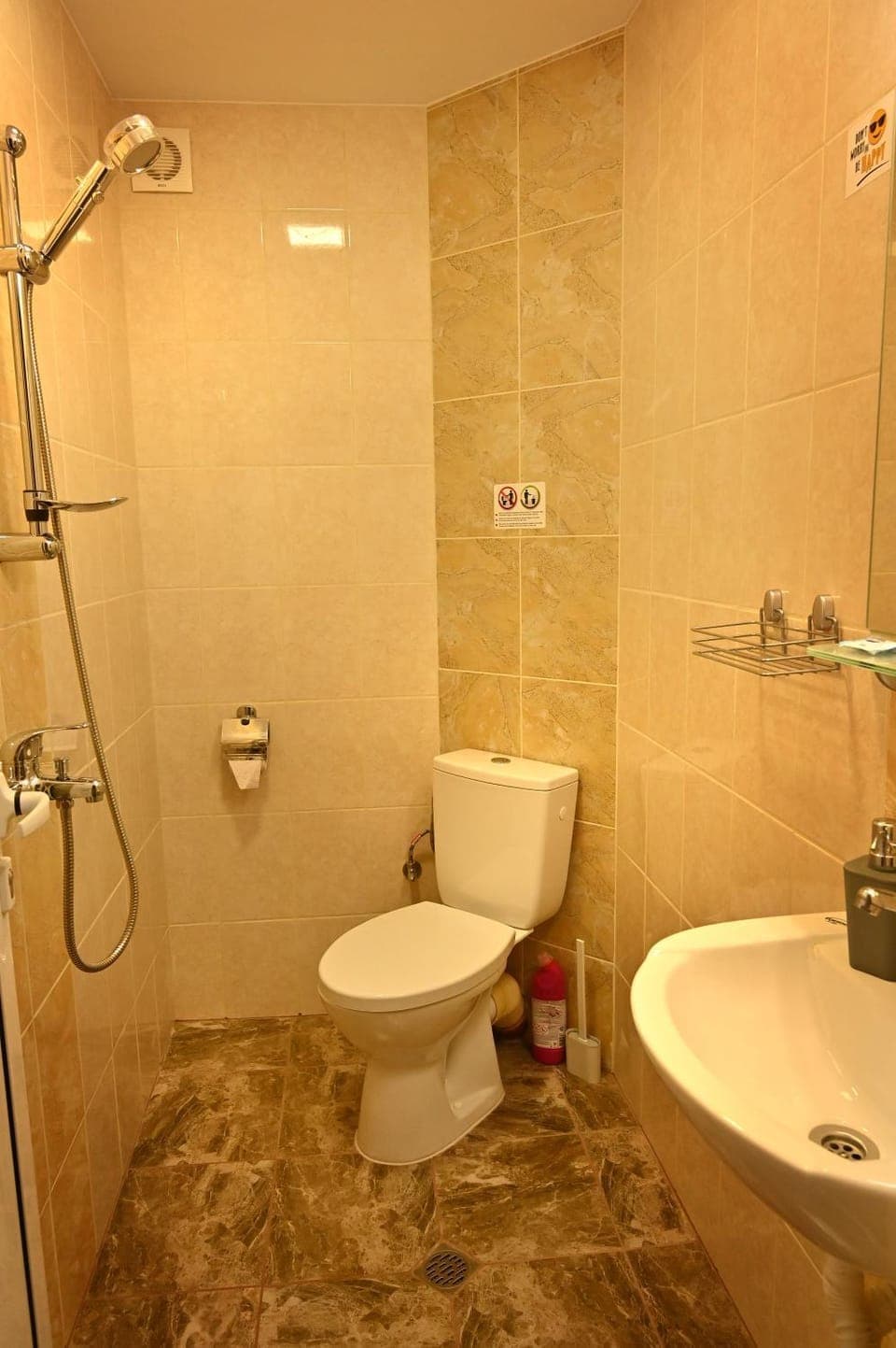 Shower, Toilet, Property building, Bathroom, Bedroom