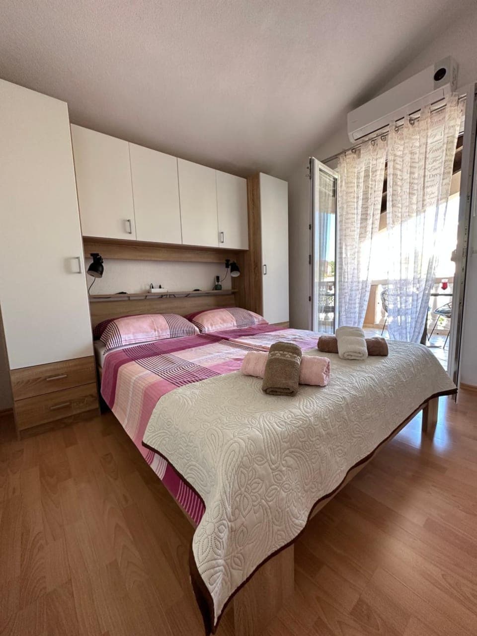 Bed, Bedroom, towels, wardrobe