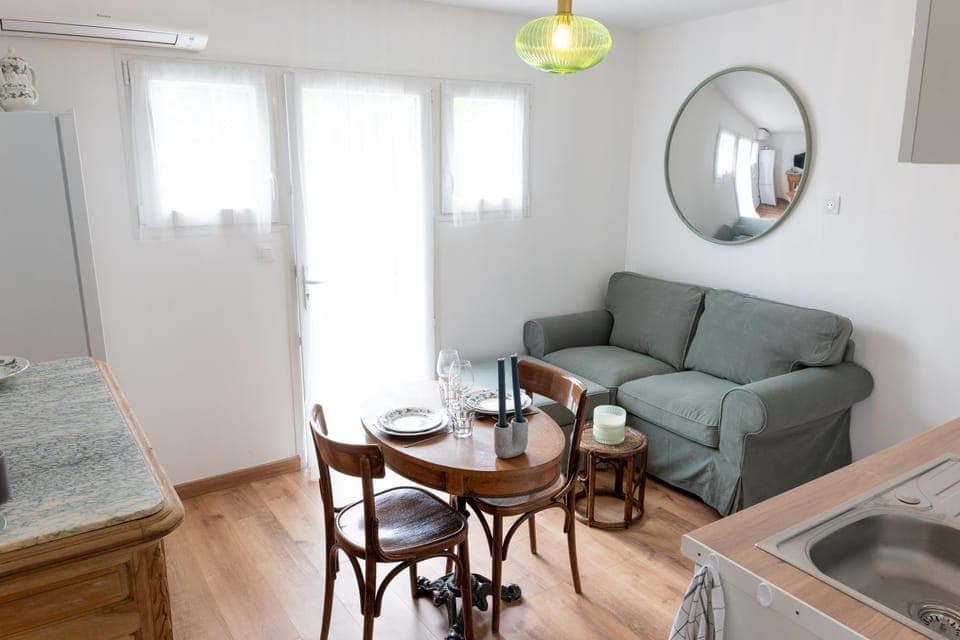 Living room, Seating area, Dining area