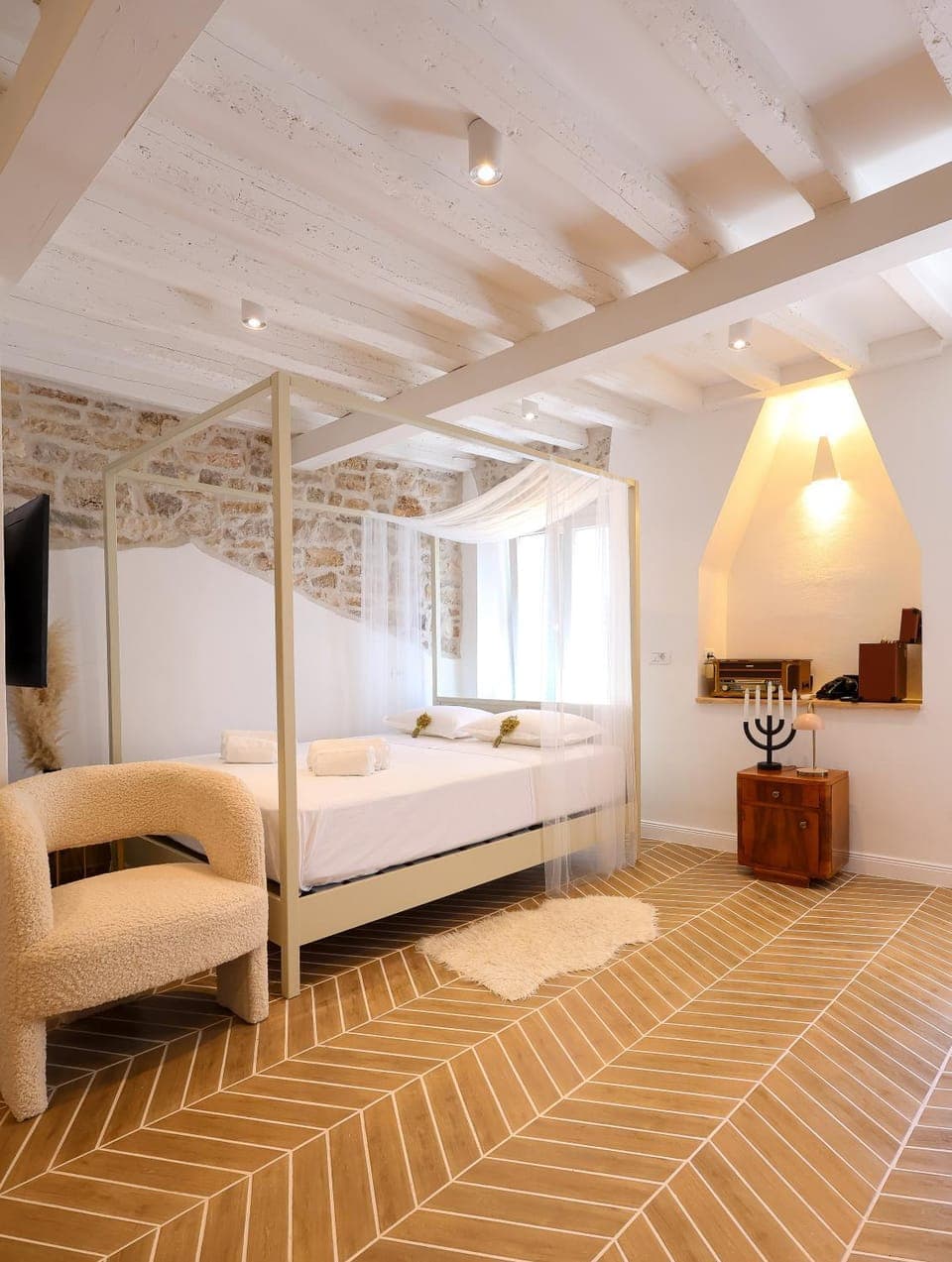 Bed, TV and multimedia, Photo of the whole room, Bedroom, towels