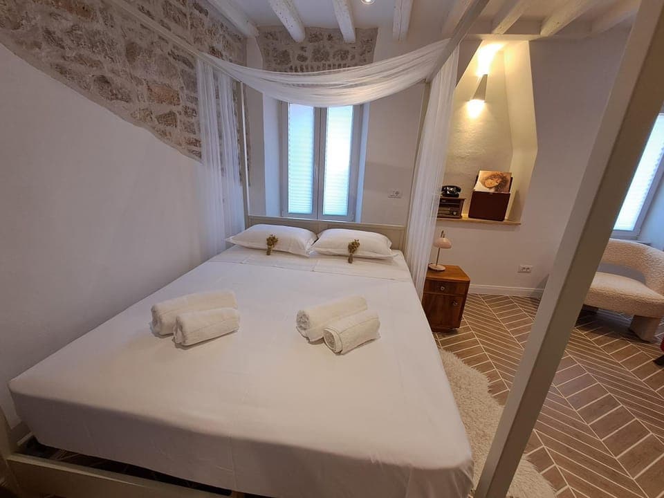 Bed, Photo of the whole room, Bedroom, towels