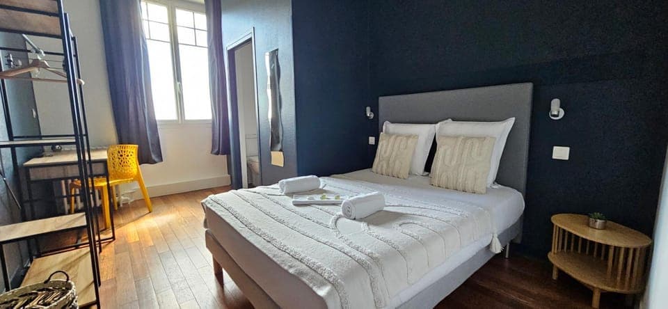 Photo of the whole room, Bedroom