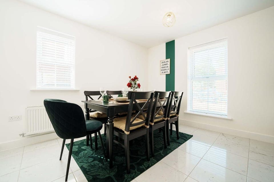 Seating area, Dining area, internet