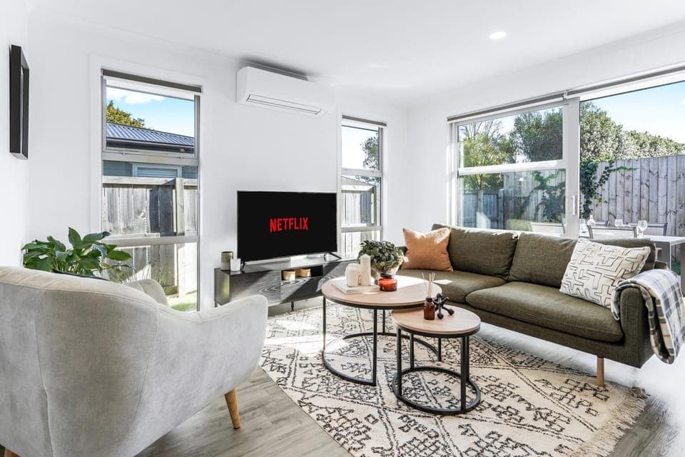 TV and multimedia, Living room, Seating area, air conditioner