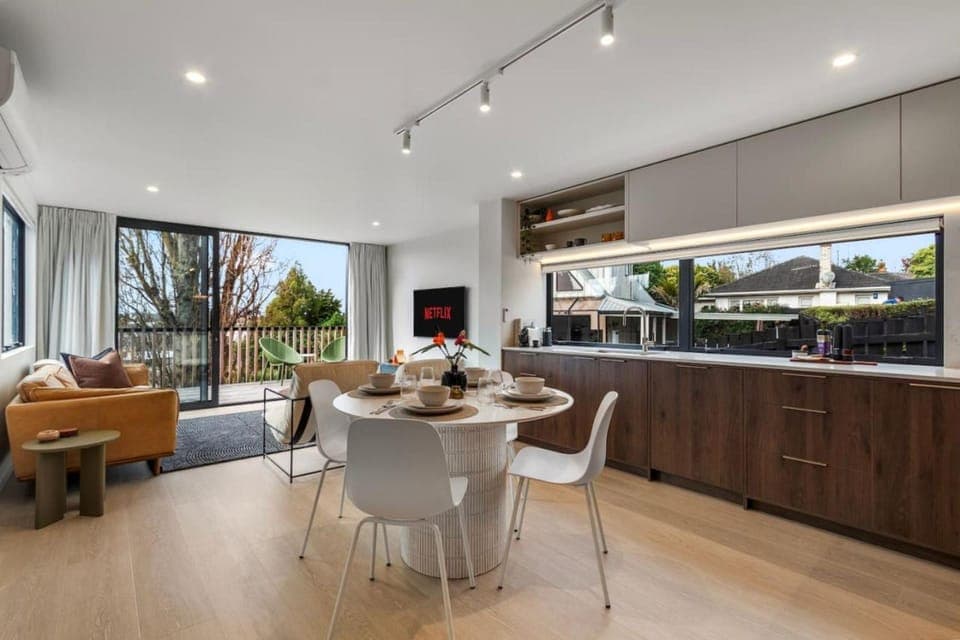 Kitchen or kitchenette, Dining area