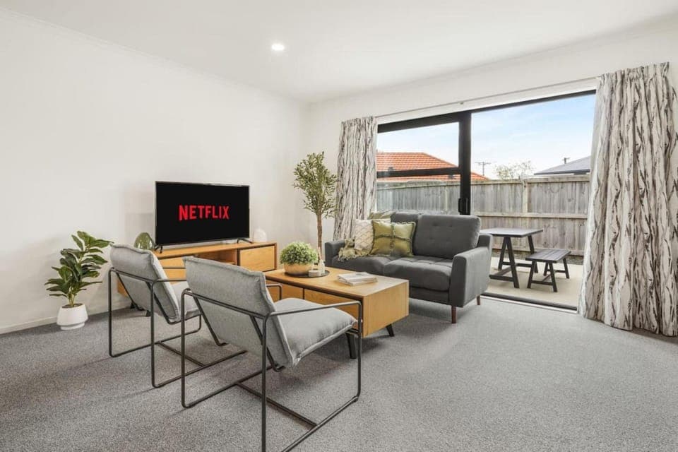 TV and multimedia, Living room, Seating area, air conditioner, air conditioner