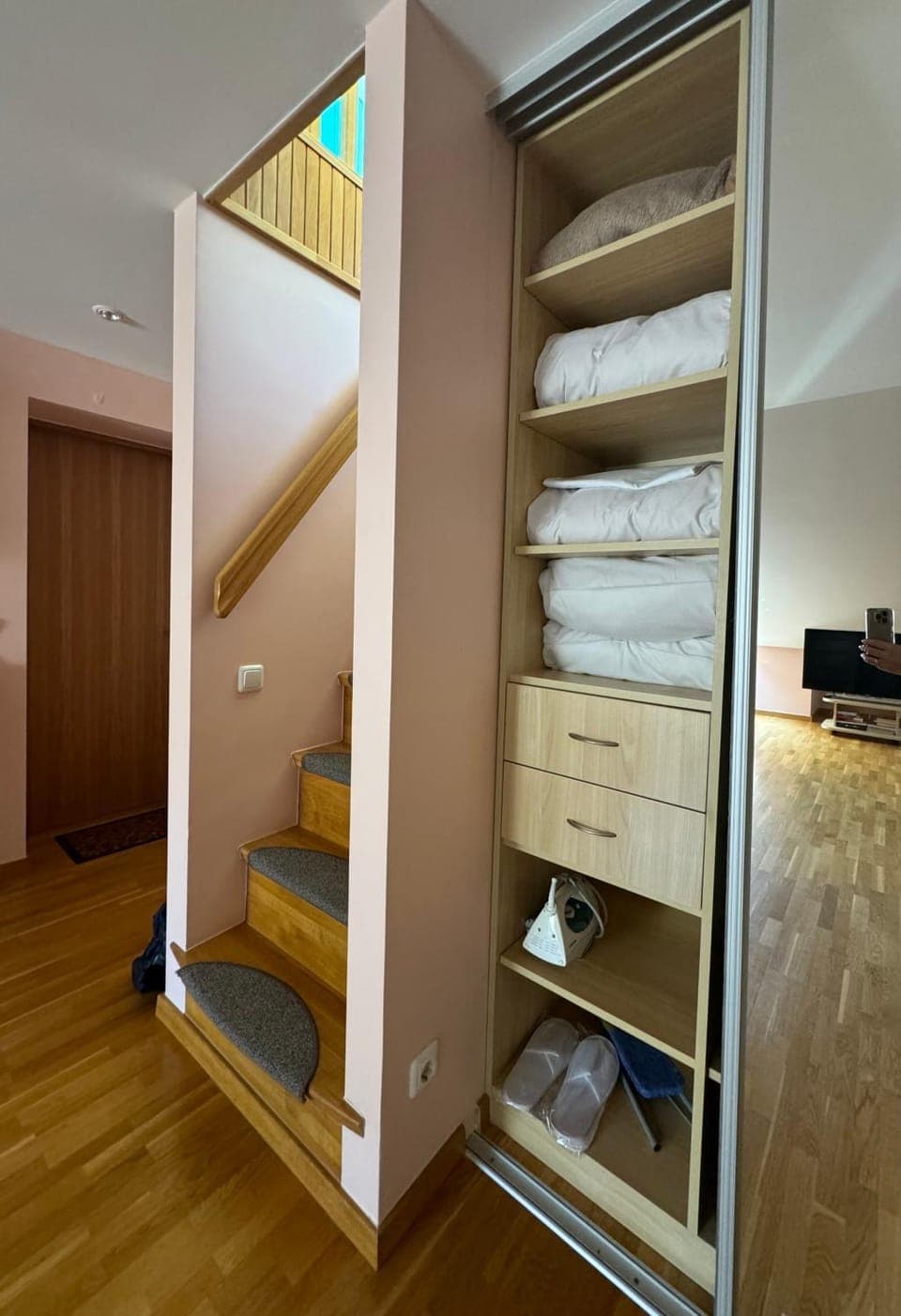 Photo of the whole room, towels, wardrobe